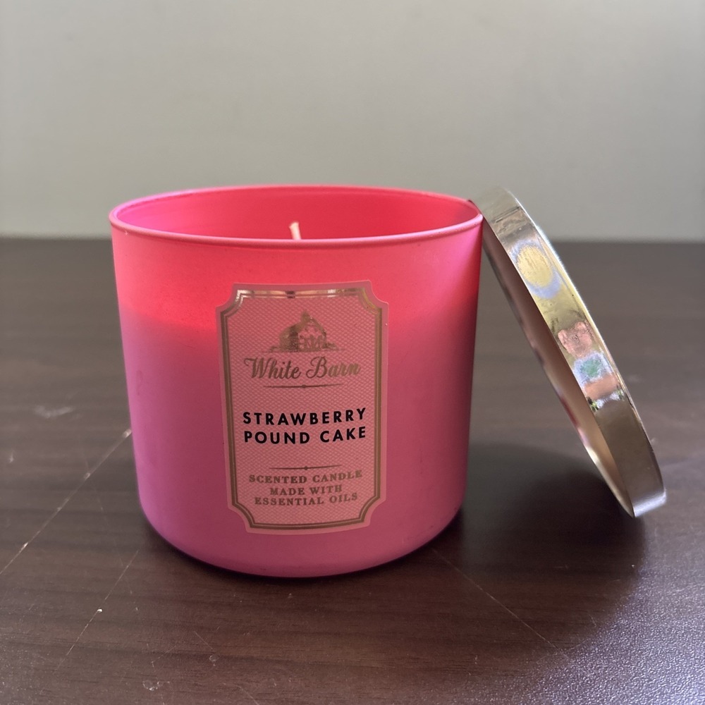 Bath And Body Works White Barn Strawberry Pound Cake 3 Wick Candle 14.5 oz New